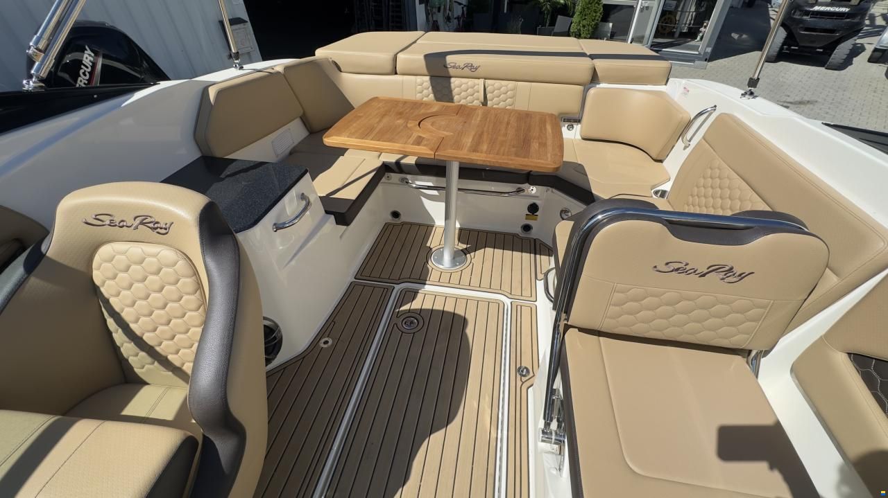 Sea Ray Sunsport (SSE) 230 & Trailer (1. Hand)