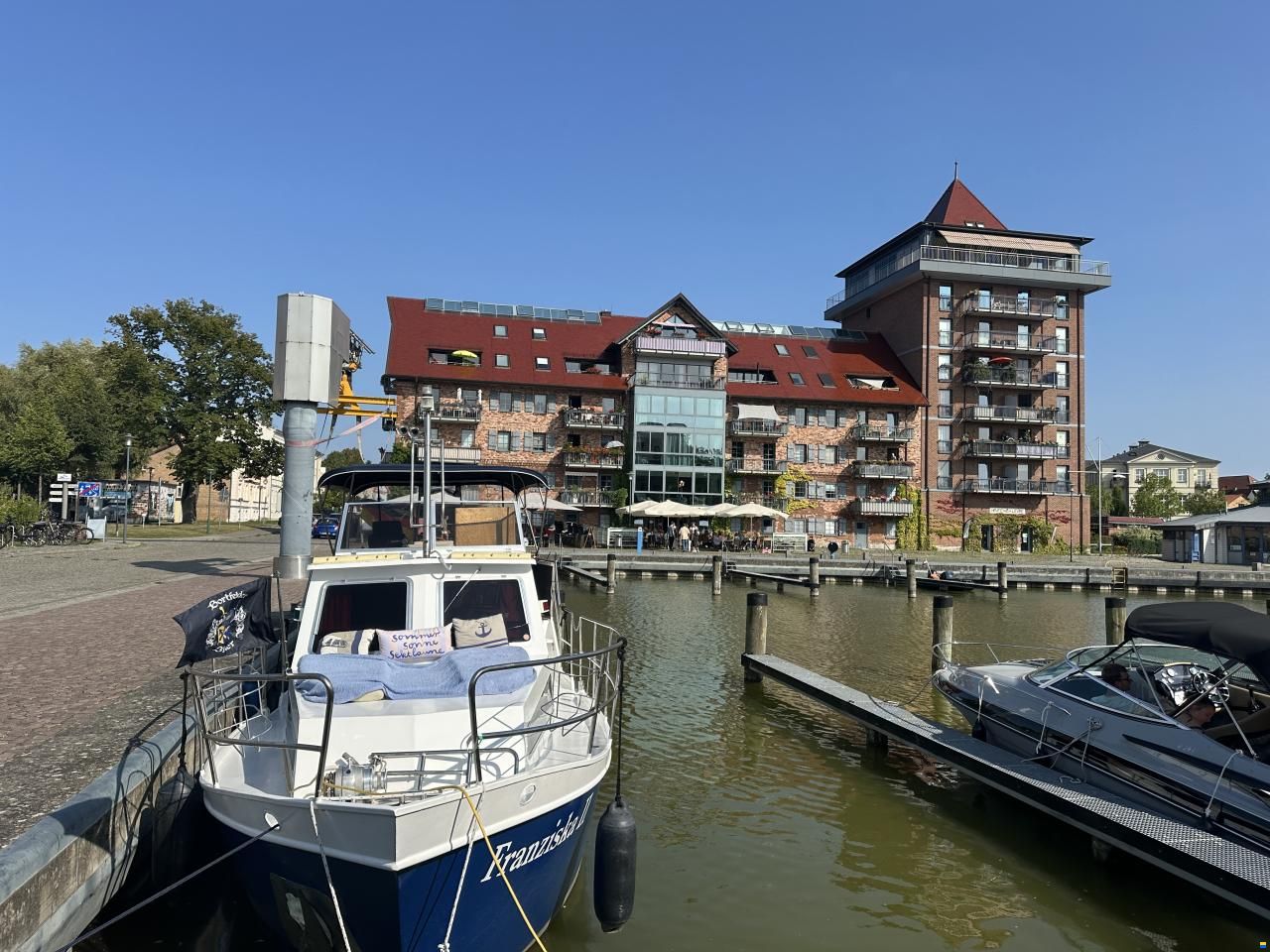 Motoryacht Hausboot Refit Liegeplatz