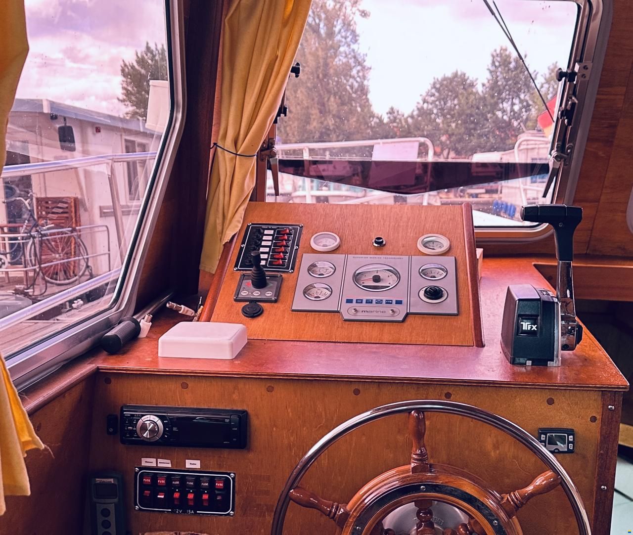 Motoryacht Hausboot Refit Liegeplatz