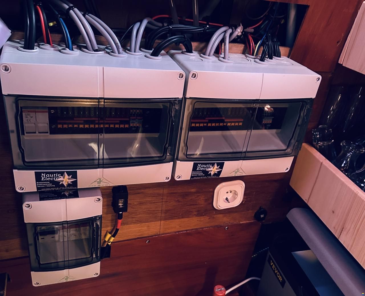 Motoryacht Hausboot Refit Liegeplatz