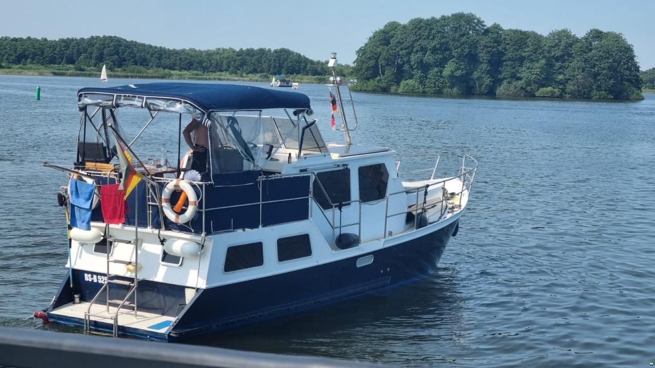 Motoryacht Hausboot Refit Liegeplatz