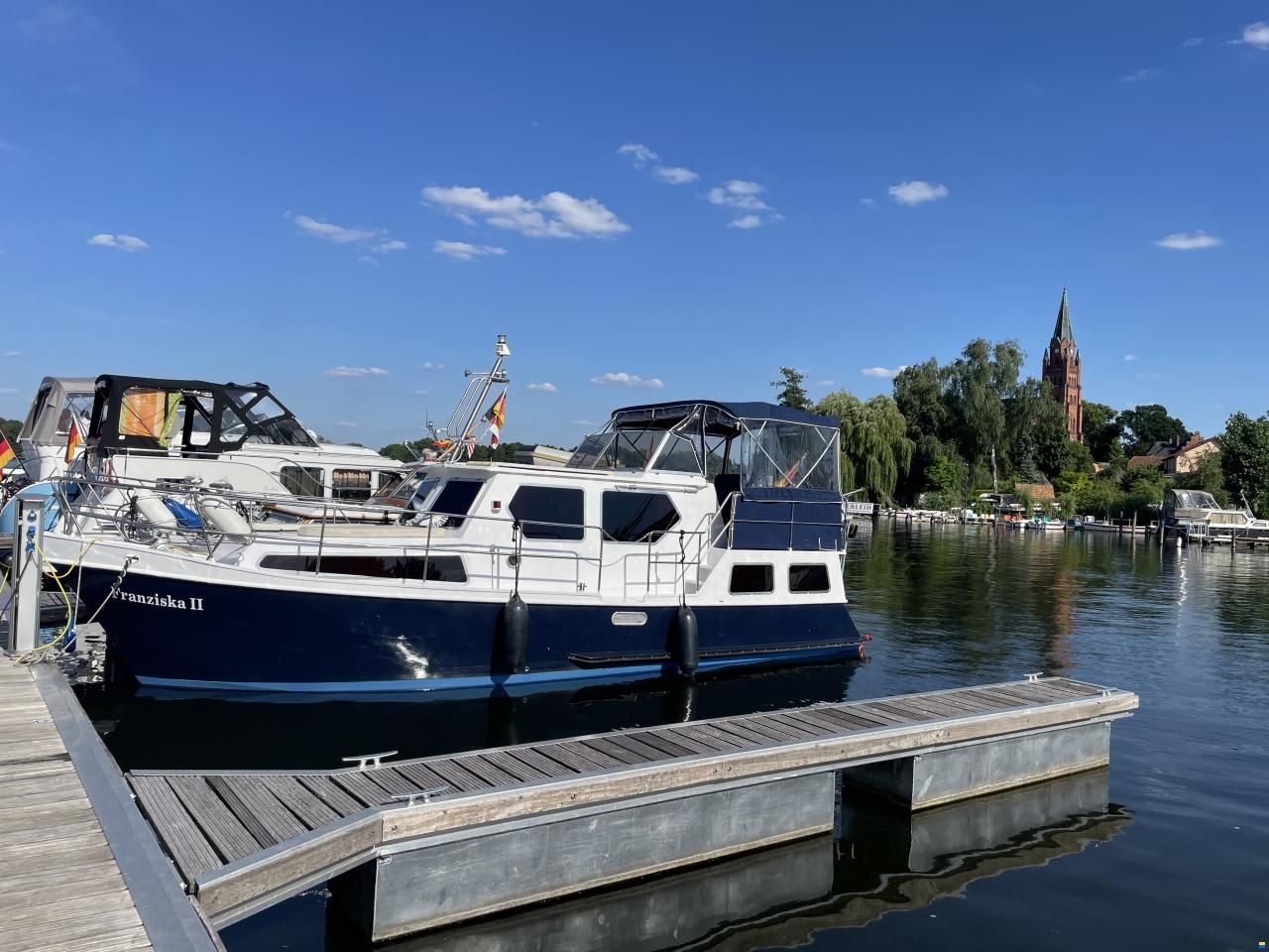 Motoryacht Hausboot Refit Liegeplatz