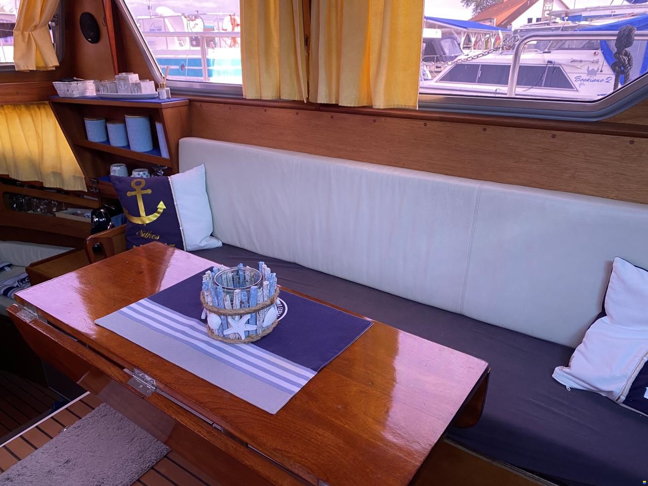 Motoryacht Hausboot Refit Liegeplatz