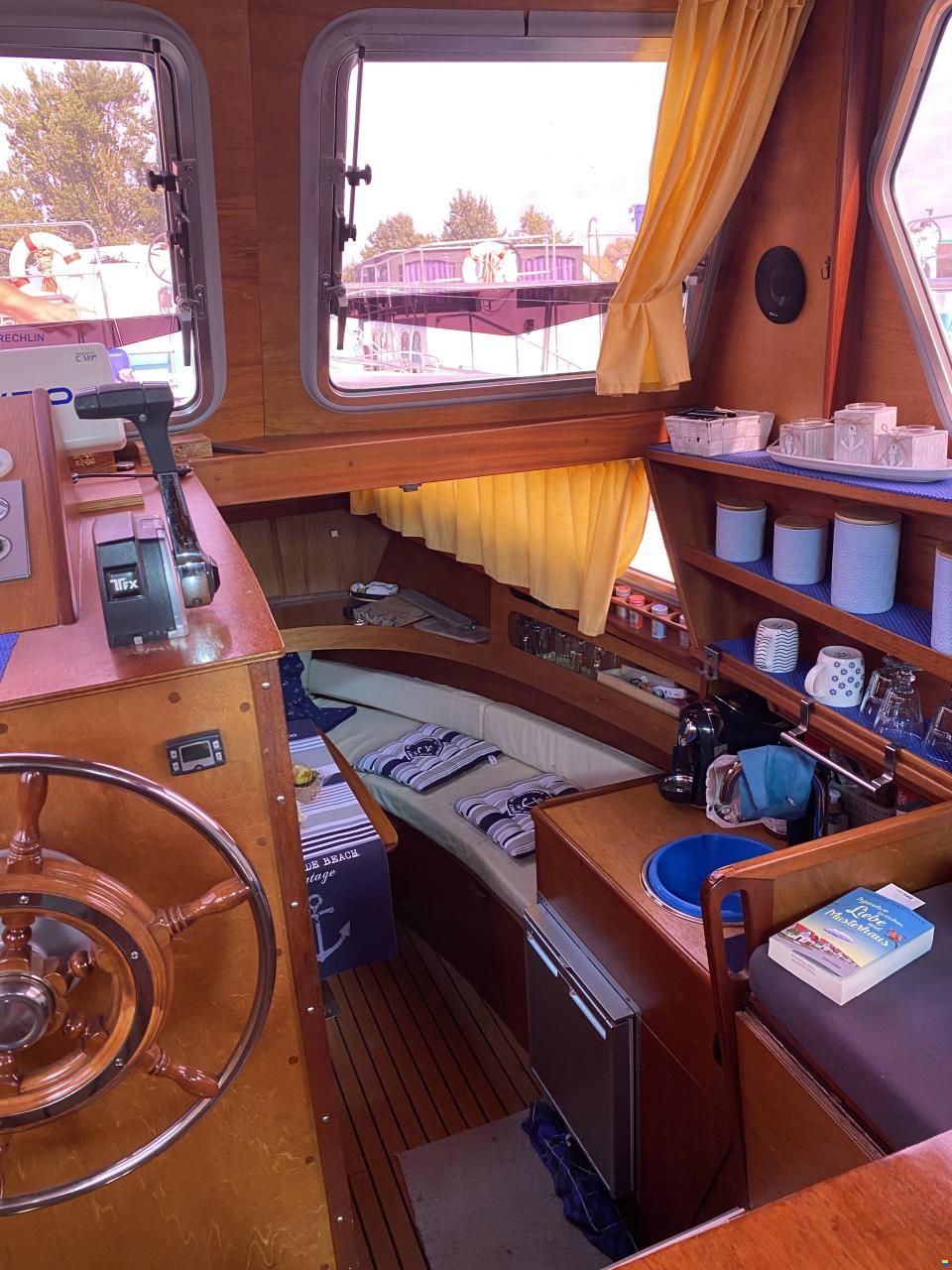 Motoryacht Hausboot Refit Liegeplatz