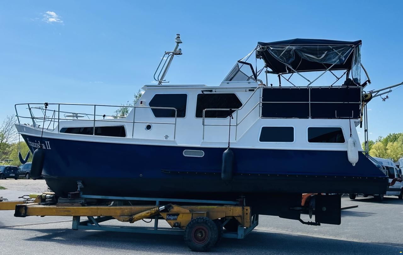 Motoryacht Hausboot Refit Liegeplatz