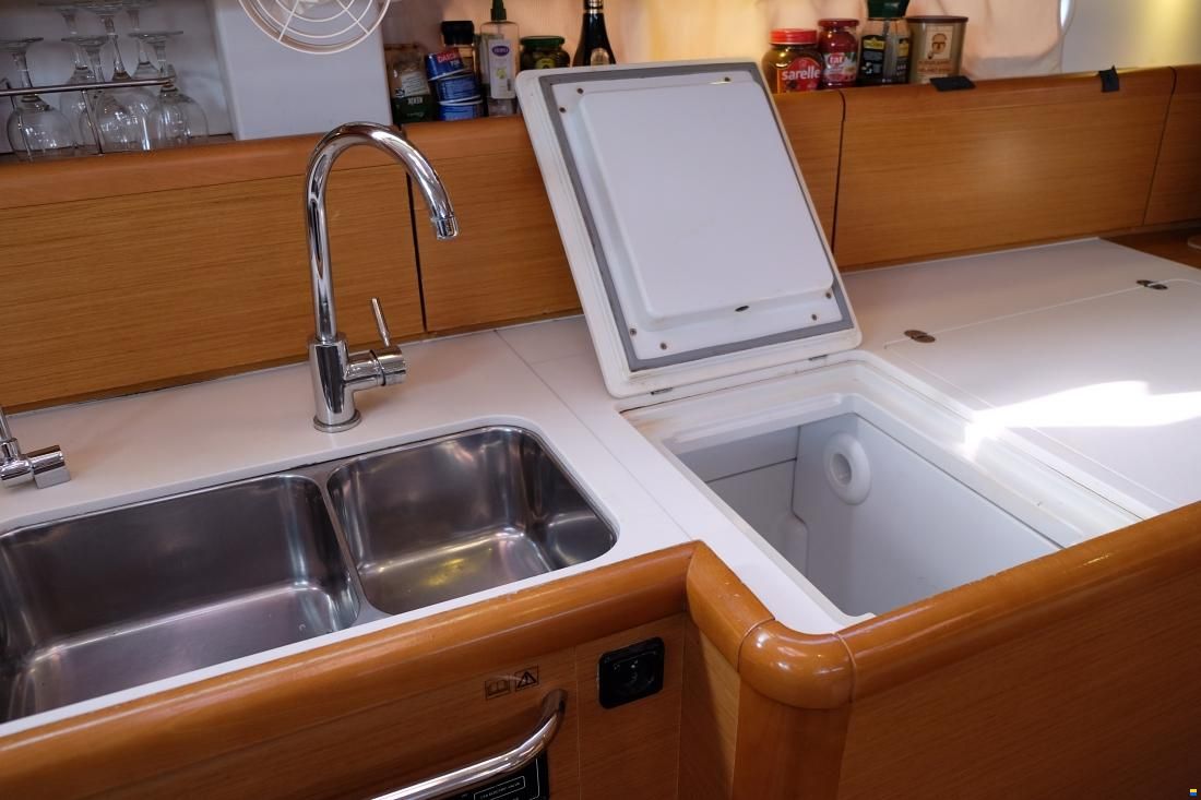 Jeanneau Sun Odyssey 44i Owners Version