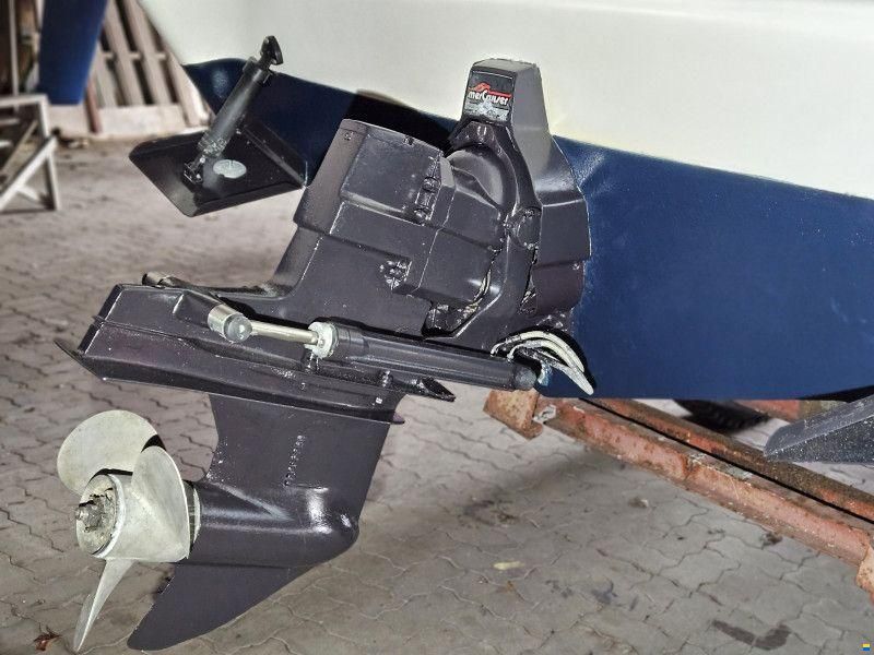 Sea Ray 250 Express Cruiser