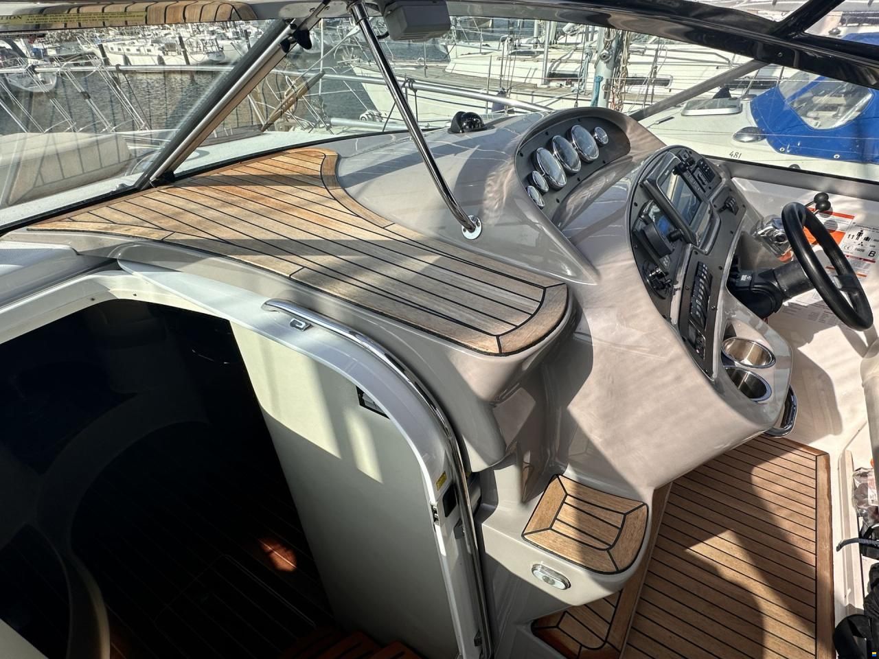 Chaparral 330 Signature