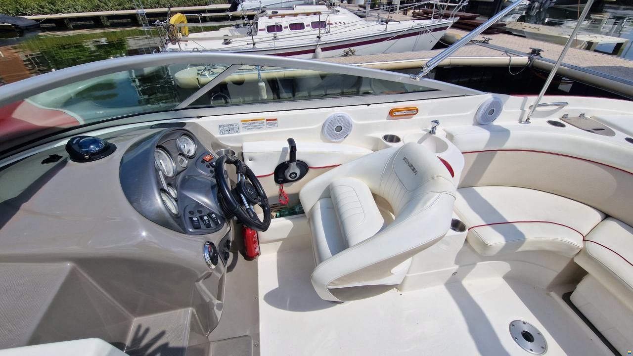 Rinker 246 Captiva Cuddy