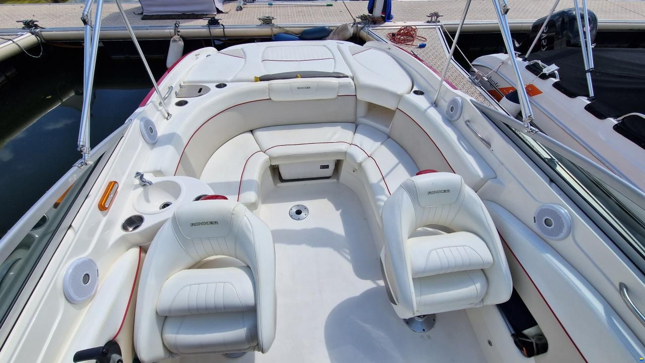 Rinker 246 Captiva Cuddy