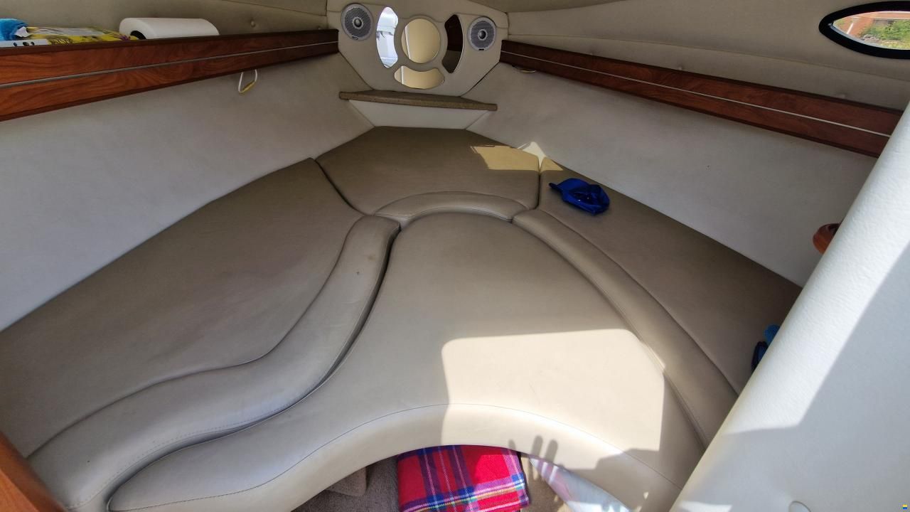 Rinker 246 Captiva Cuddy