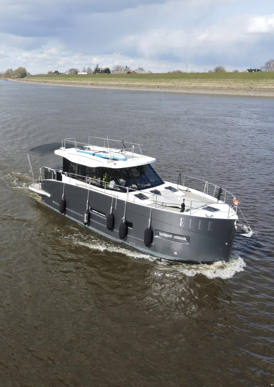 Cobra Futura 36
