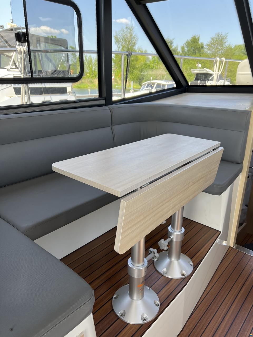 Cobra Futura 36