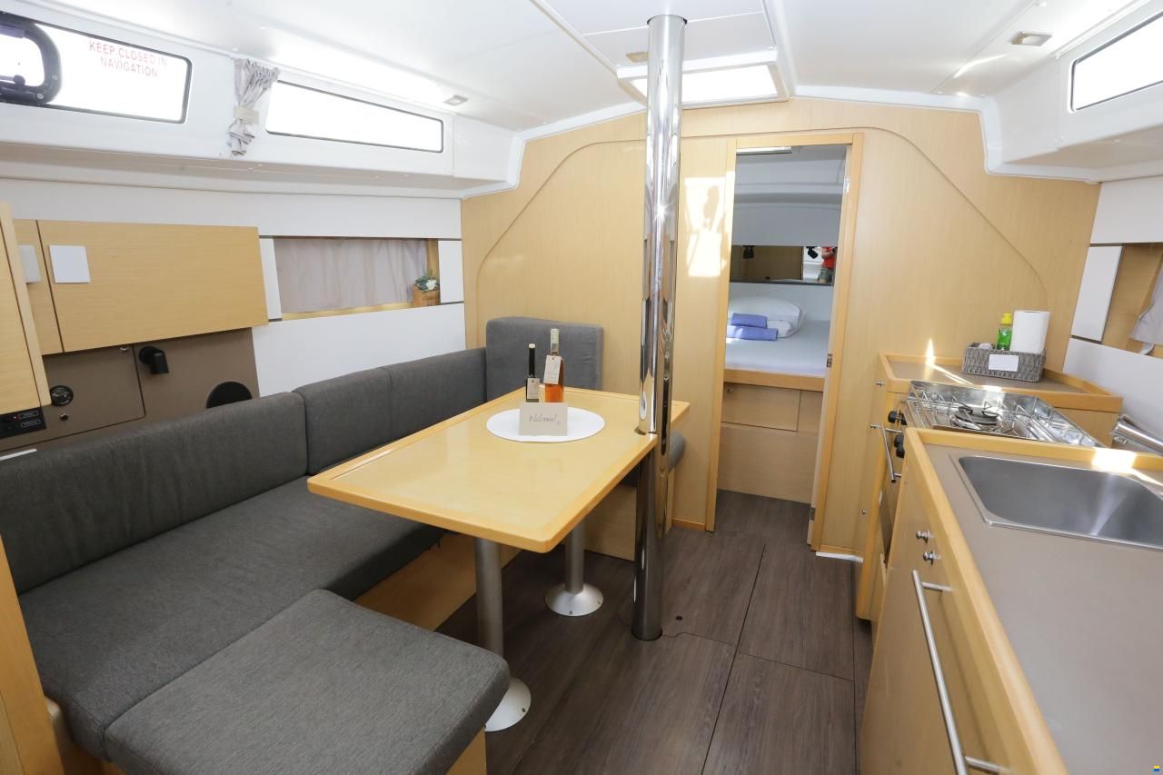 Beneteau Oceanis 38
