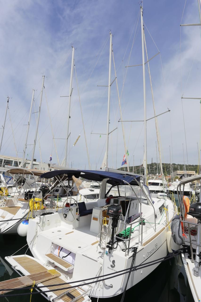 Beneteau Oceanis 38