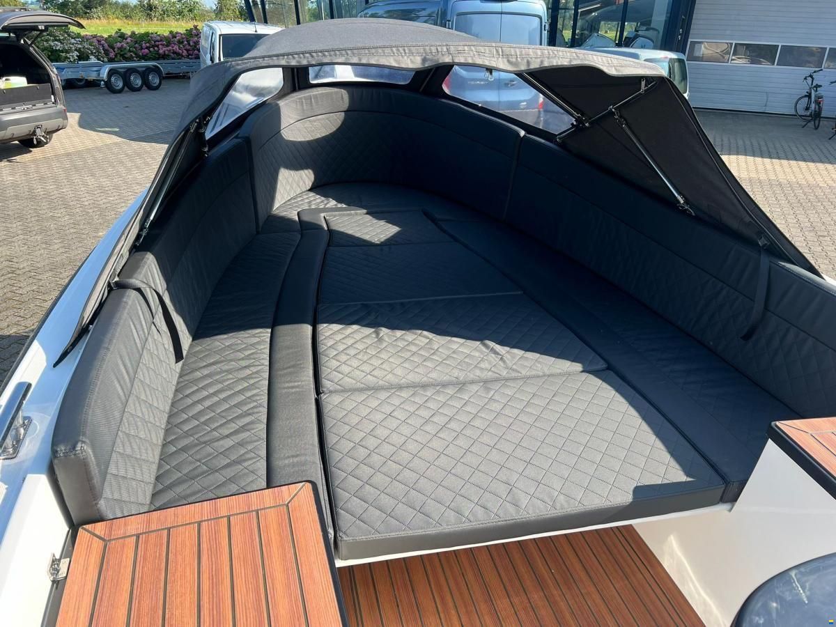 Maxima 650 Flying Lounge met boegschroef