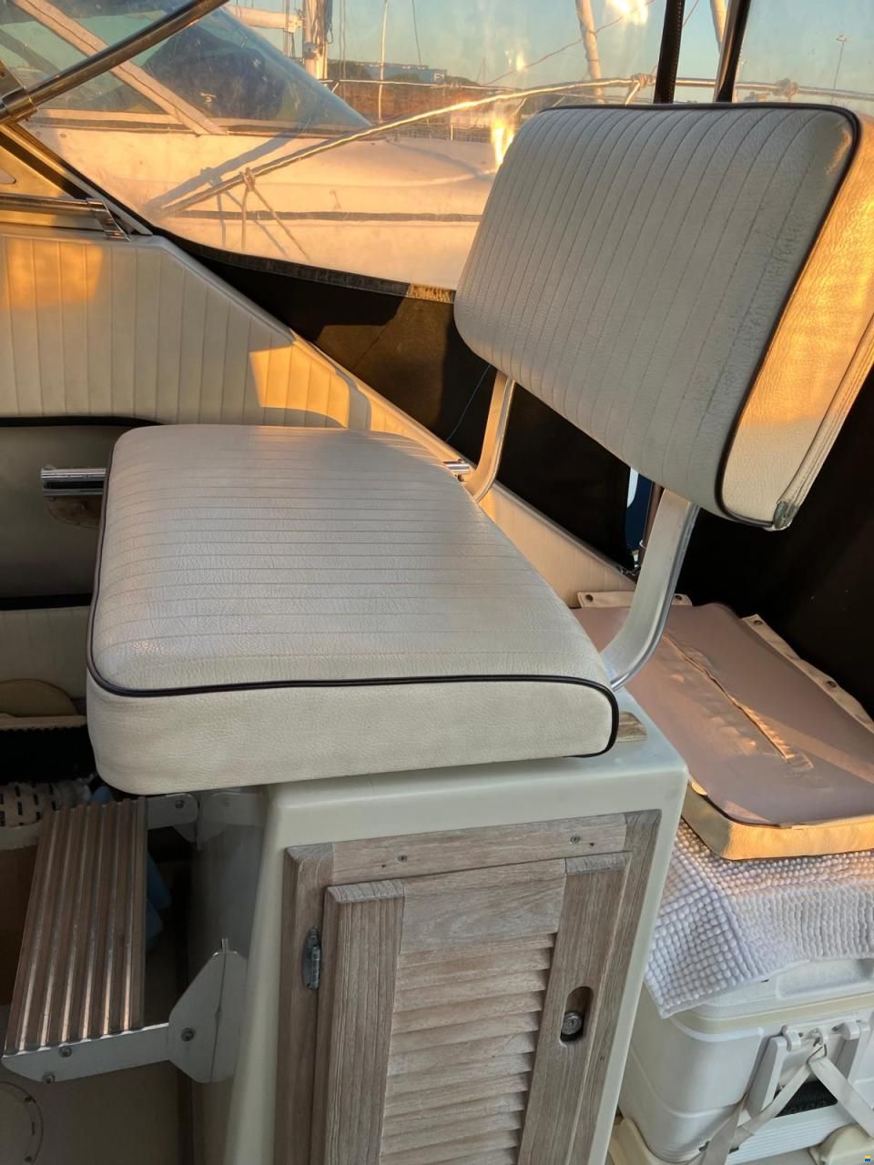Boston Whaler 27 Full Cabin