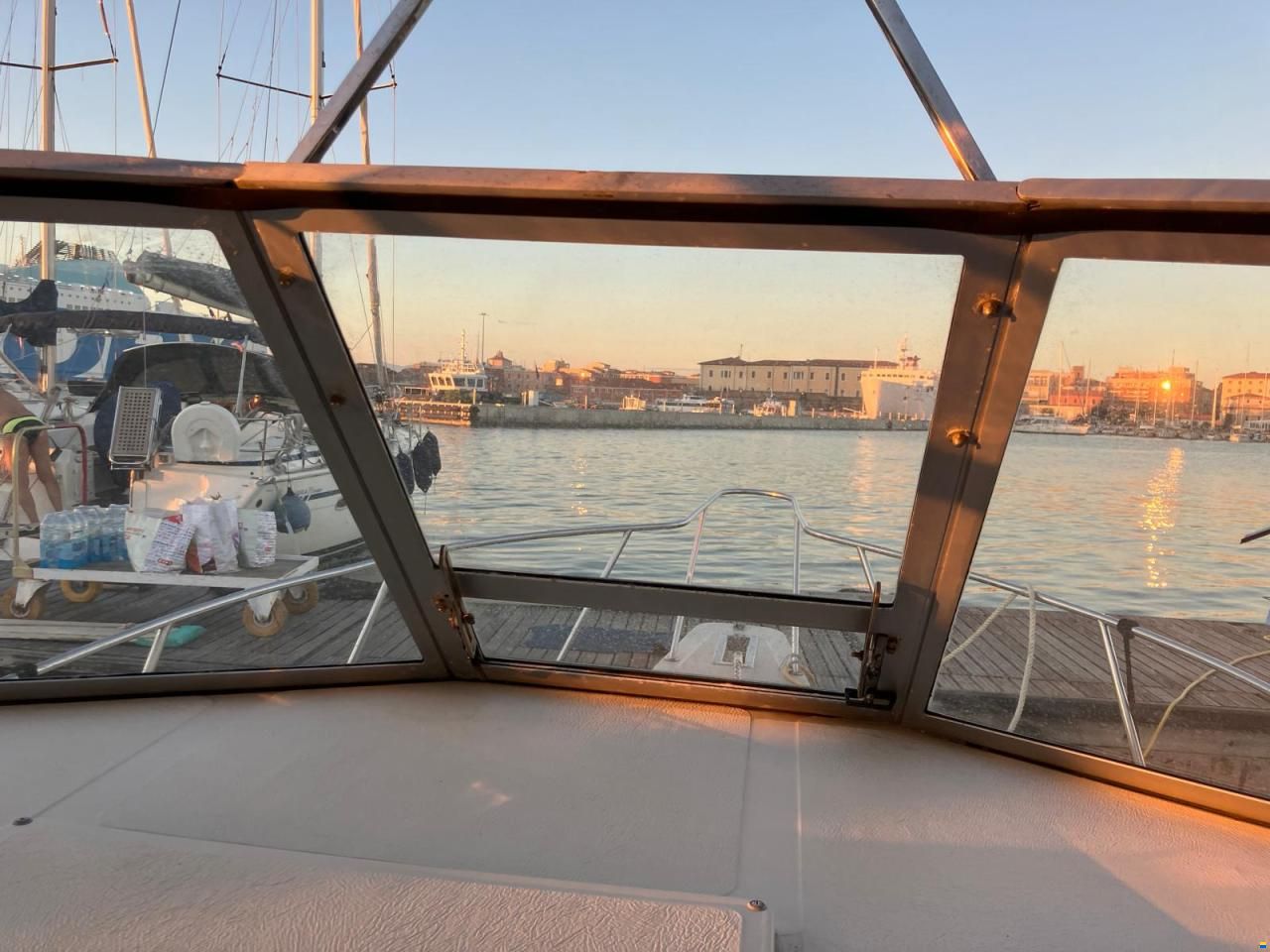 Boston Whaler 27 Full Cabin