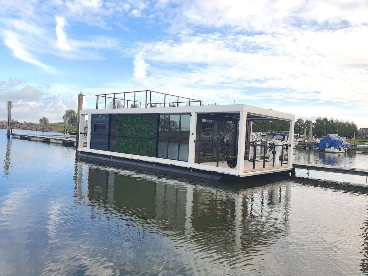 La Mare Modern 15 Houseboat