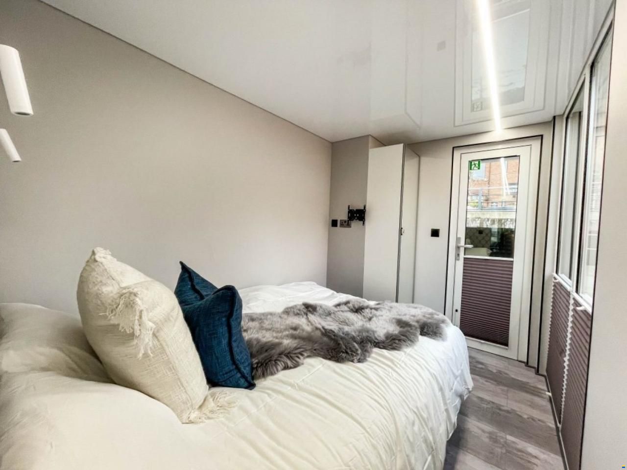 La Mare Modern 15 Houseboat