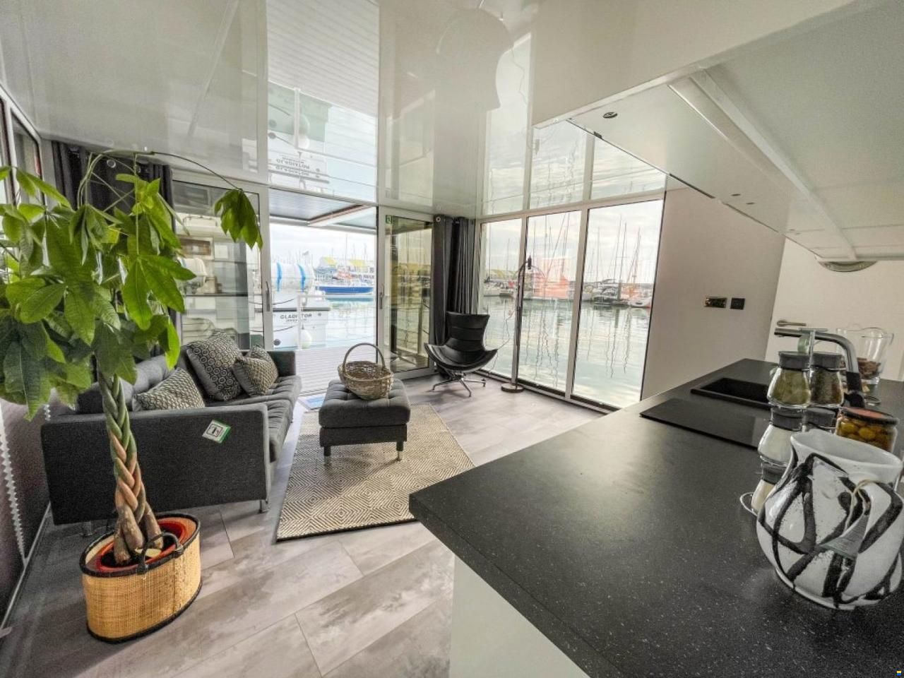 La Mare Modern 15 Houseboat