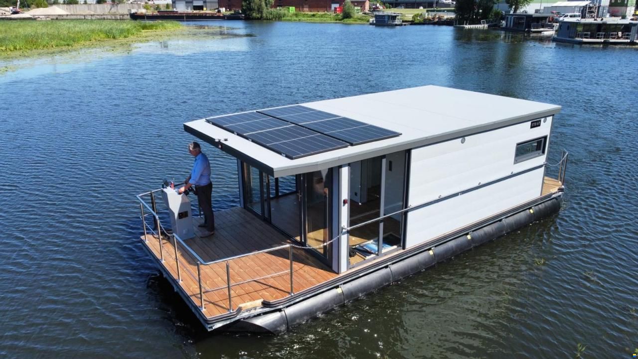 La Mare Canalboat 4 Houseboat