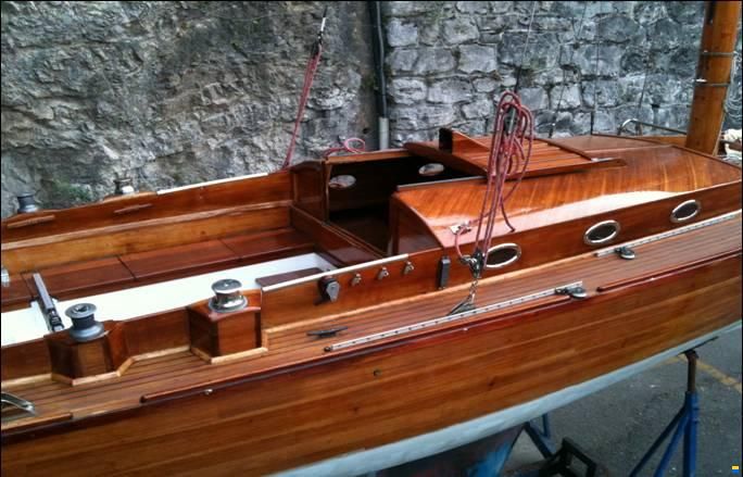 AL Custom Classic wooden boat