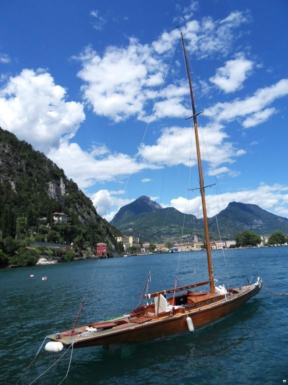 AL Custom Classic wooden boat