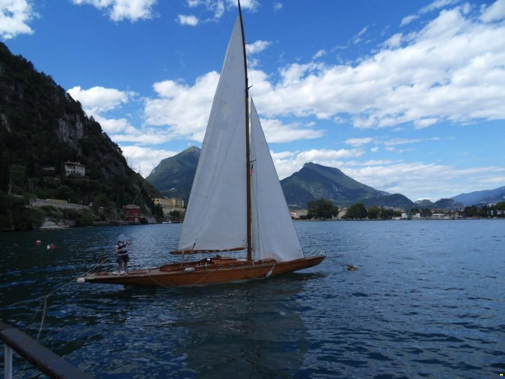 AL Custom Classic wooden boat