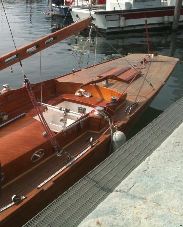 AL Custom Classic wooden boat