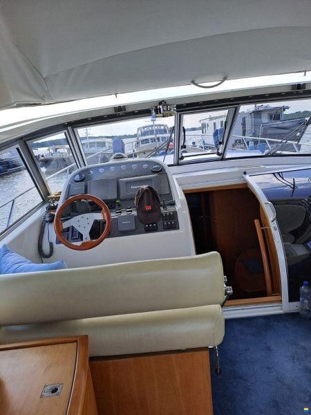 Sea Ray 300 Express Cruiser