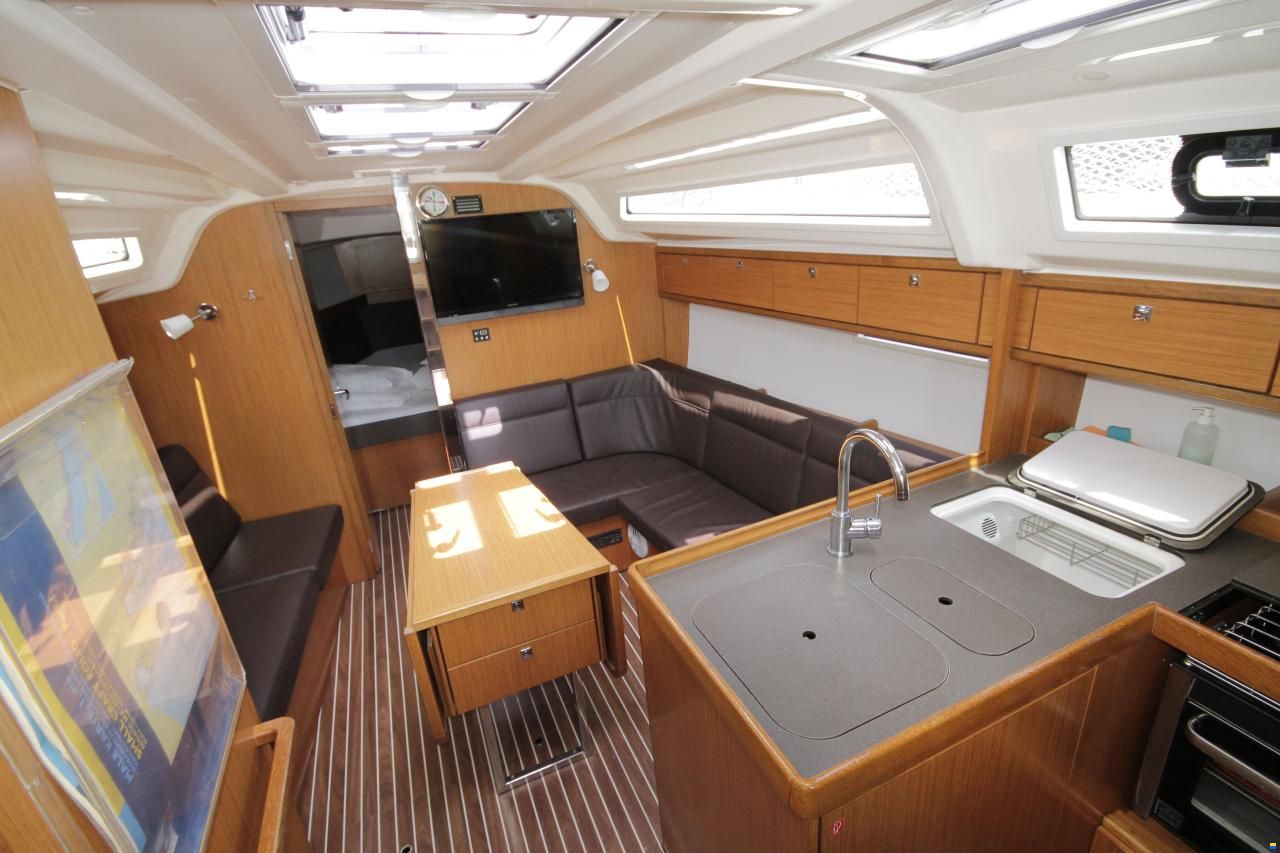 Bavaria Cruiser 37