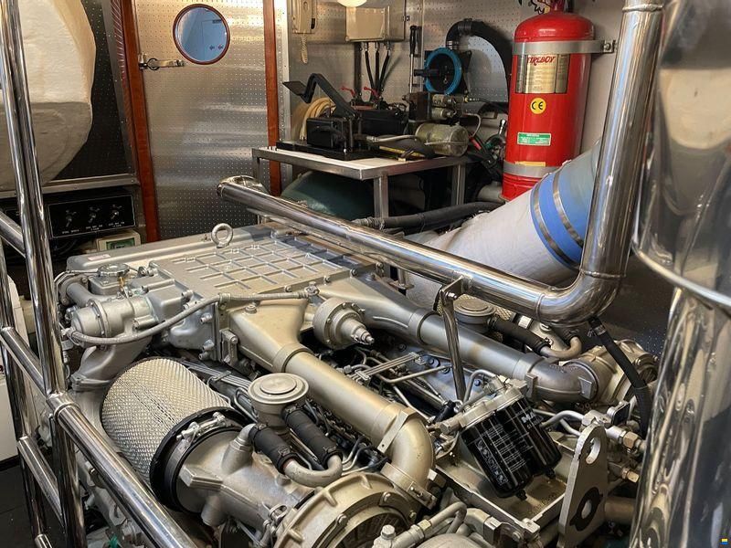 Elegance Yachts 64 Garage