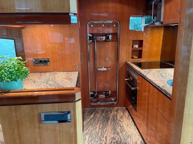 Elegance Yachts 64 Garage