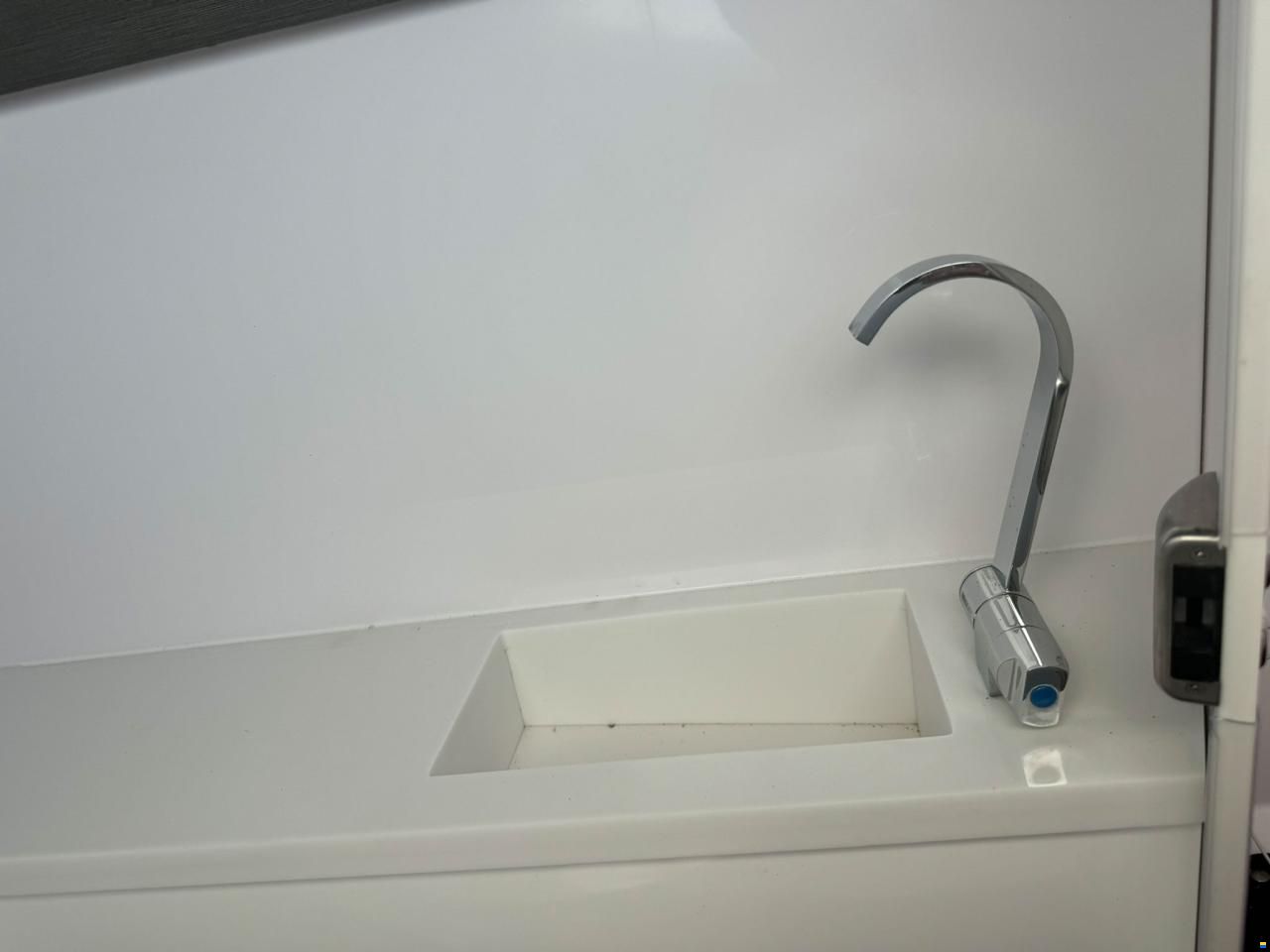 Axopar 37 Sun Top - Multistorage