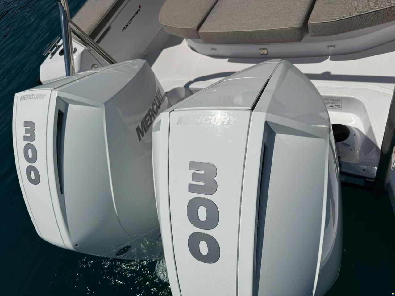 Axopar 37 Sun Top - Multistorage