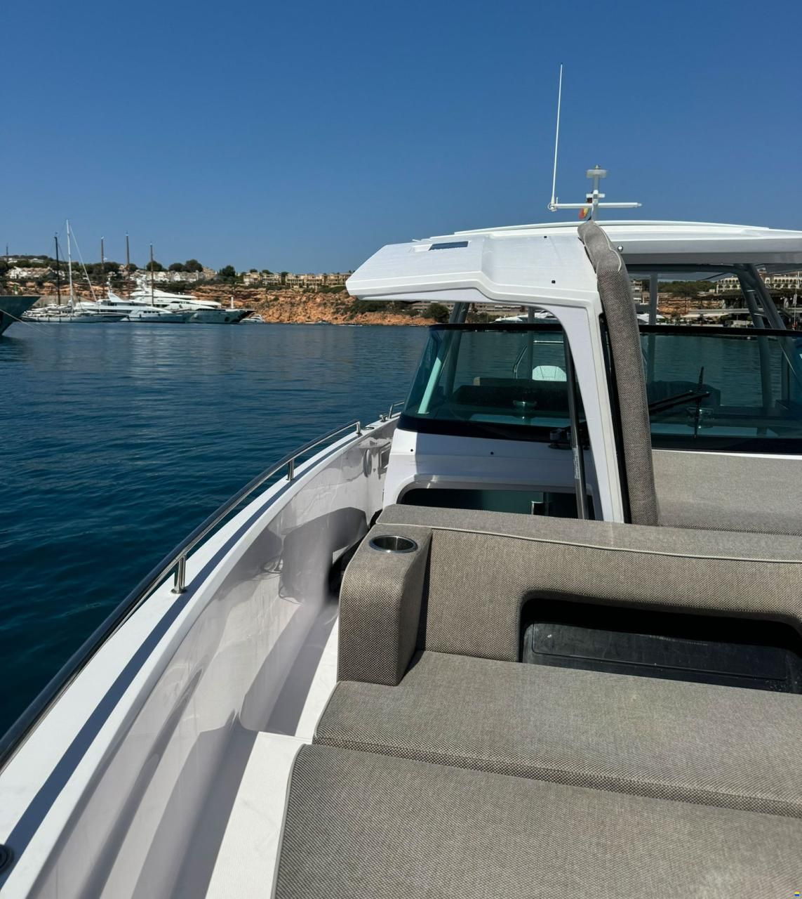 Axopar 37 Sun Top - Multistorage