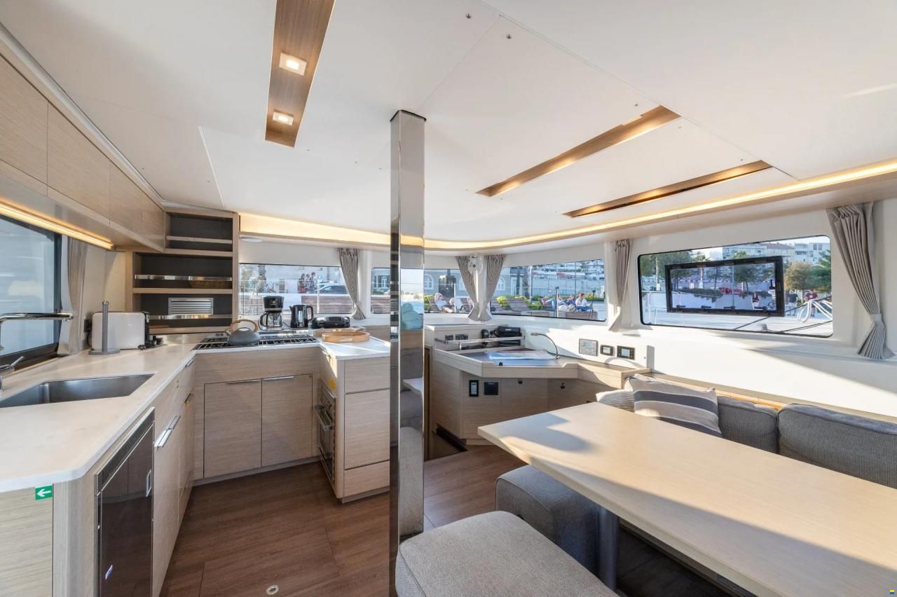 Lagoon 46/ AC/Watermaker