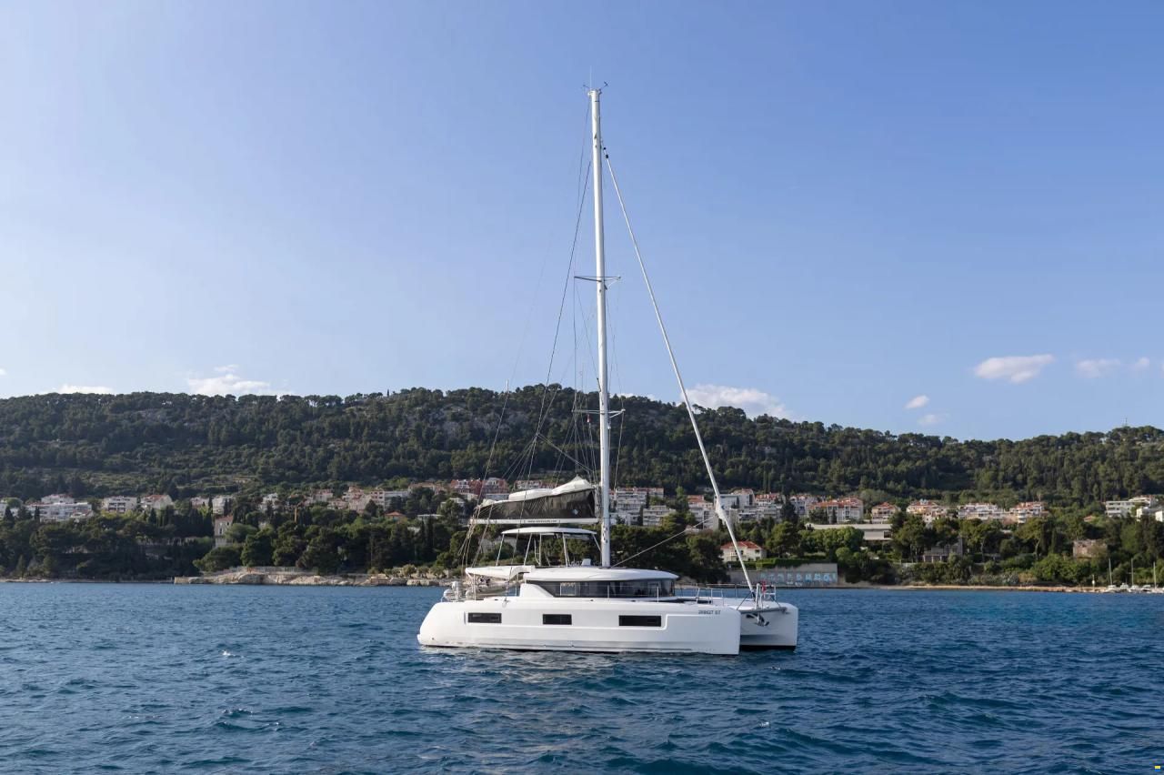 Lagoon 46/ AC/Watermaker