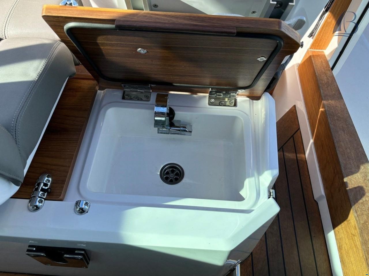 Axopar 28 Cabin MK2