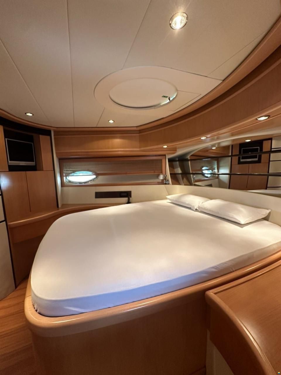 Pershing 76