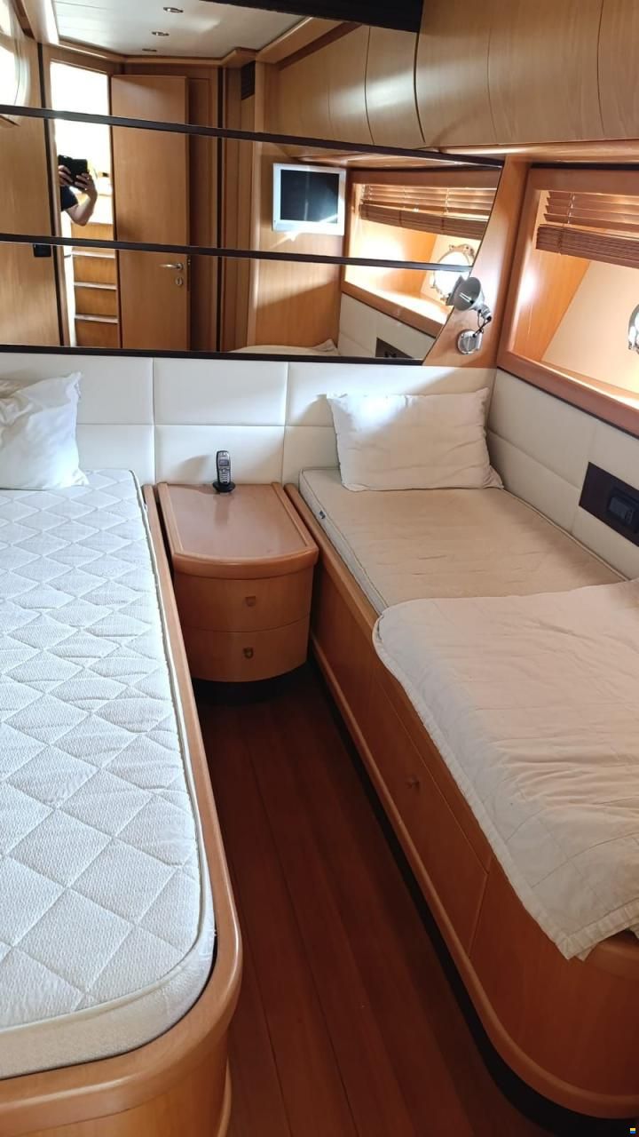 Pershing 76
