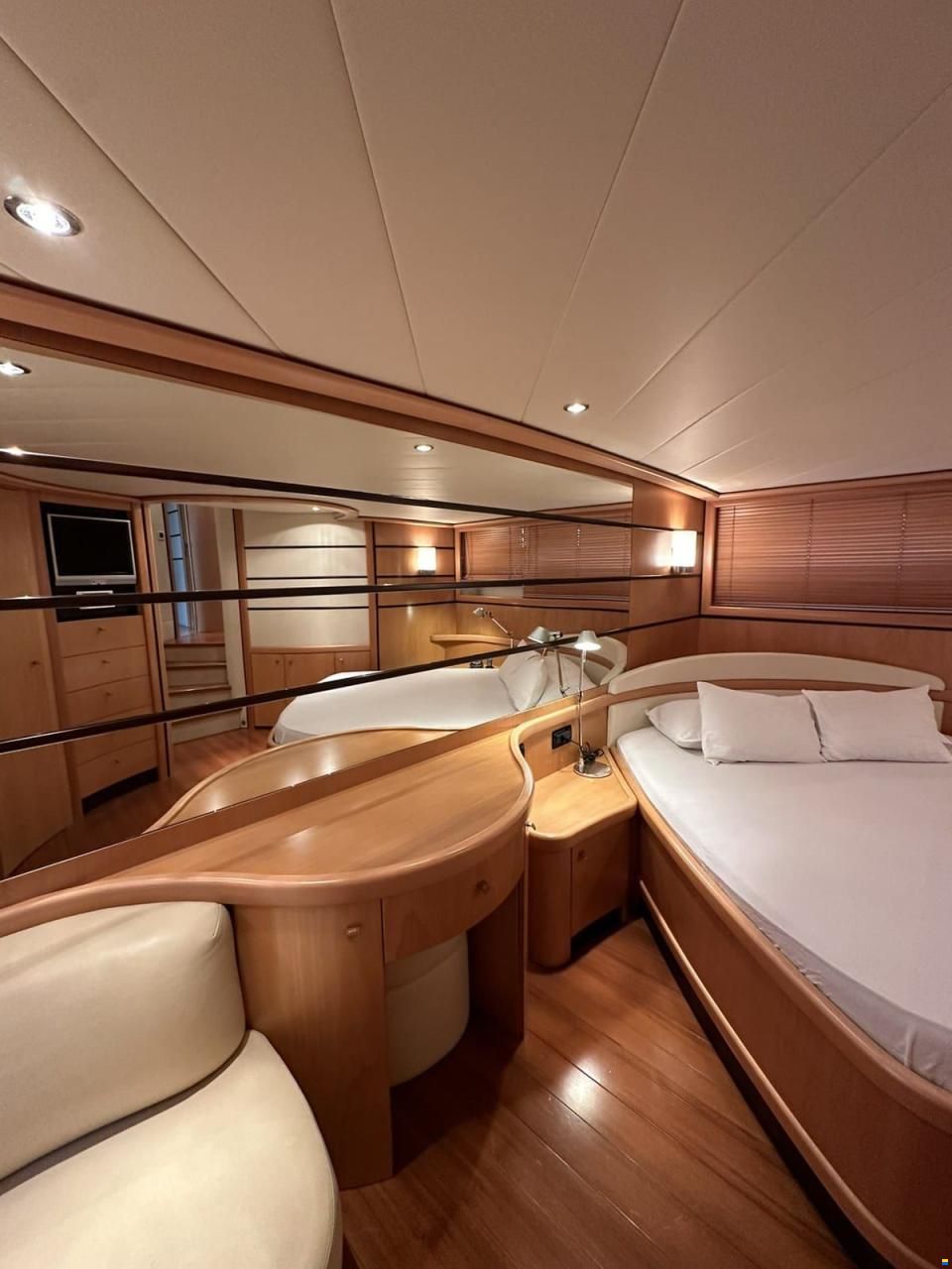 Pershing 76