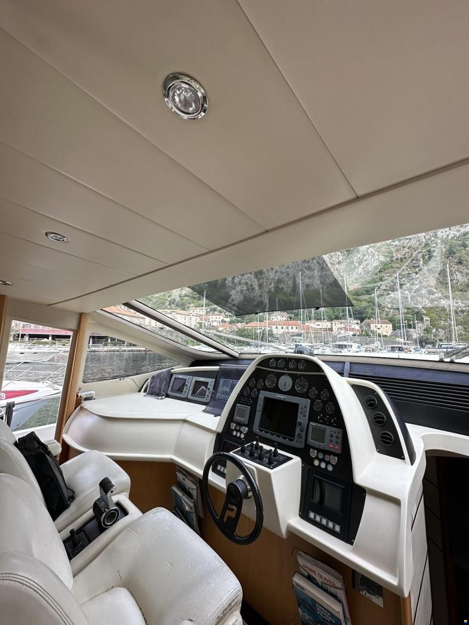 Pershing 76
