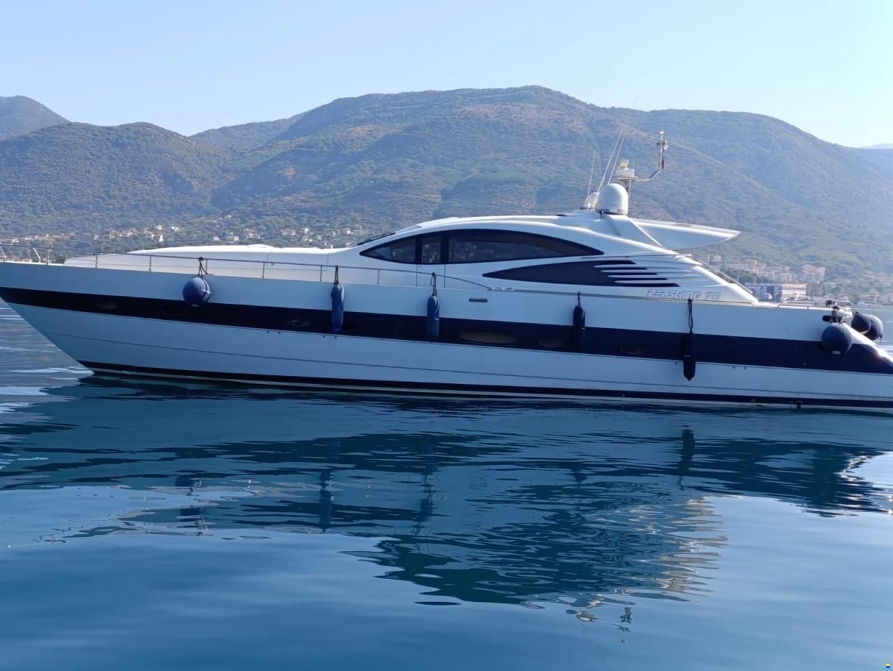 Pershing 76