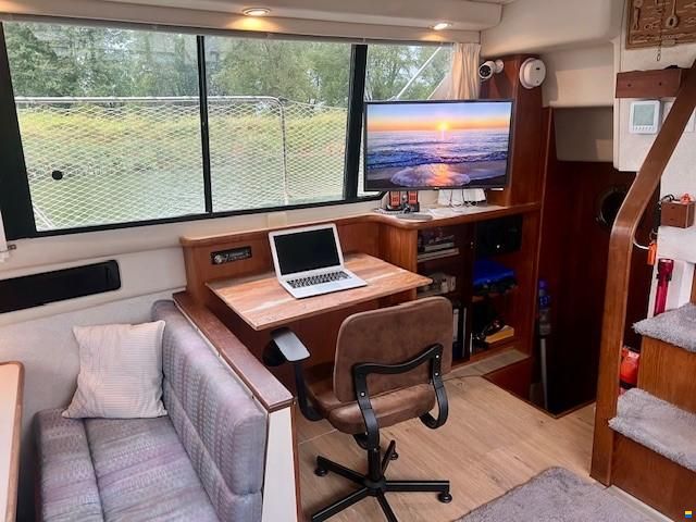 Carver 3307 After Cabin