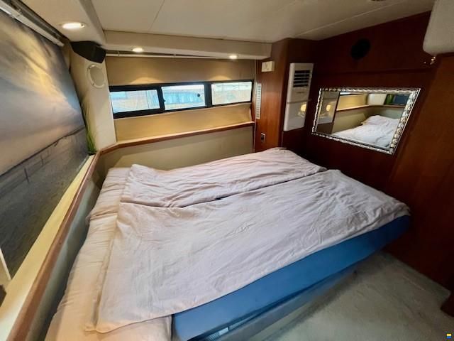 Carver 3307 After Cabin