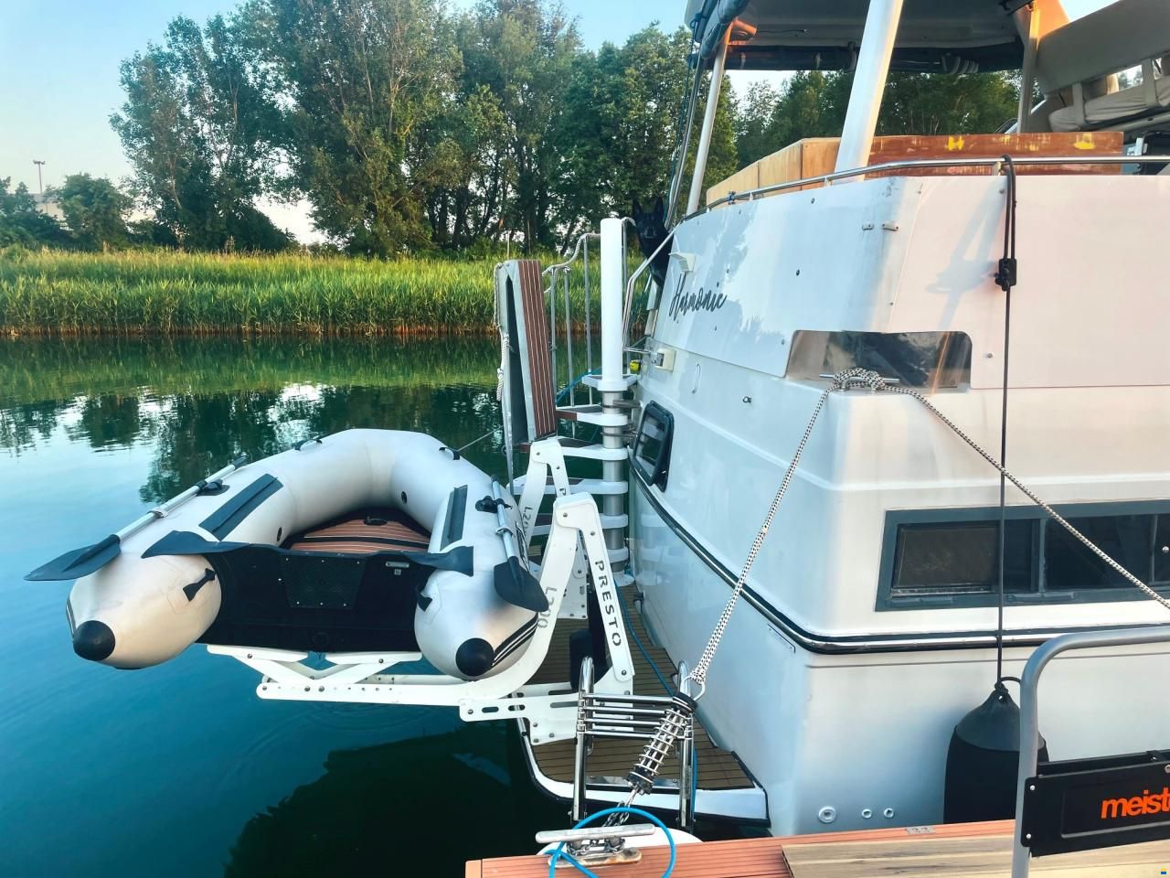 Carver 3307 After Cabin