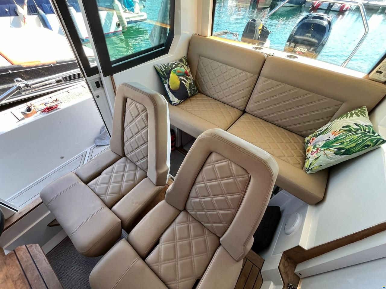 Axopar 28 Cabin