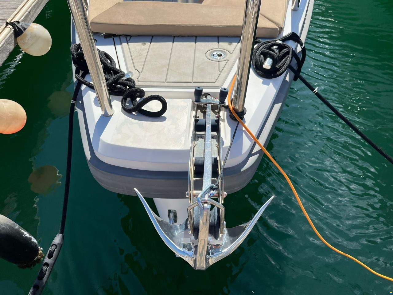Axopar 28 Cabin